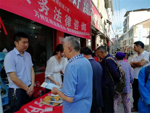 赶场律师进恒合 酷夏送法暖人心