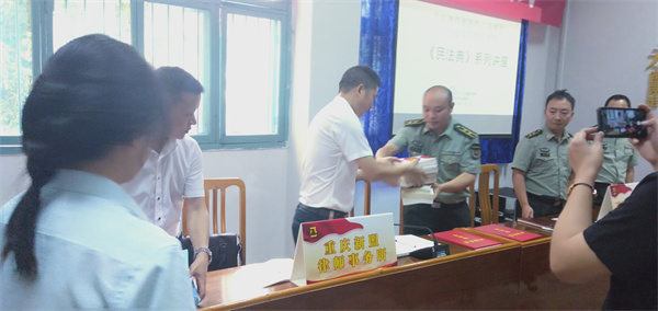 新盟律师送法进军营 积极参与双拥共建活动