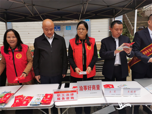 “渝事好商量 委员赶场帮你忙”走进铁峰乡