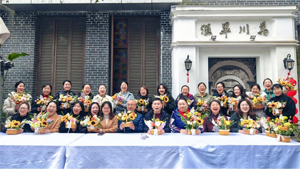 迎三八佳节 扬巾帼风采