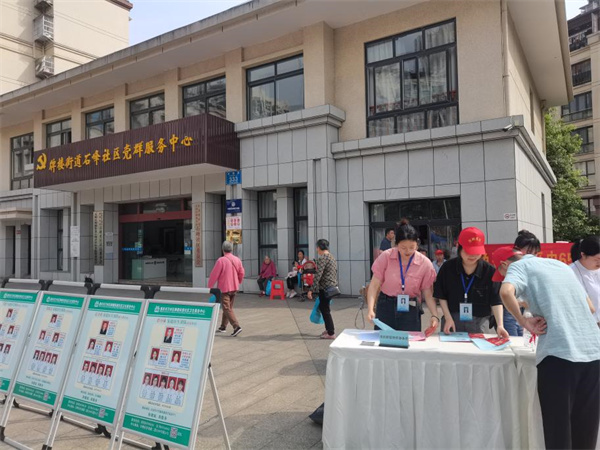“渝”法同行 “典”亮生活 -新盟律师在万州区石峰广场开展民法典法治宣传活动