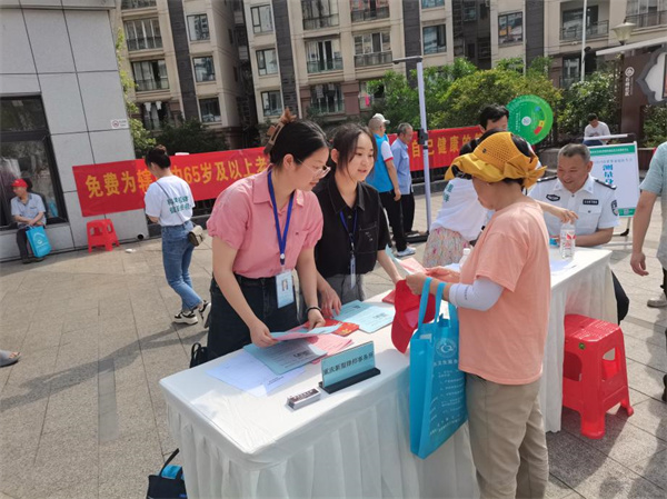 “渝”法同行 “典”亮生活 -新盟律师在万州区石峰广场开展民法典法治宣传活动