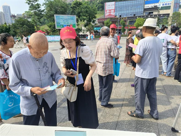 “渝”法同行 “典”亮生活 -新盟律师在万州区石峰广场开展民法典法治宣传活动