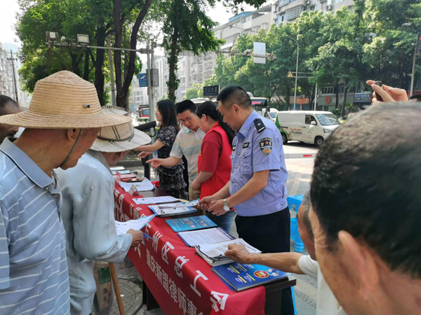 普法宣传强根基 反诈宣传进社区