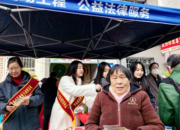 春风送法律,平安万里行——新盟律师在万州区柱山乡开展普法宣传活动