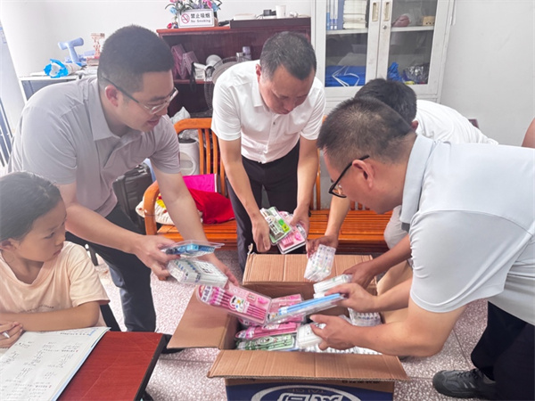 法暖乡野 爱润童心 -新盟律师在万州区燕山乡开展公益普法宣传活动