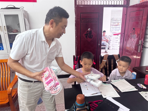 法暖乡野 爱润童心 -新盟律师在万州区燕山乡开展公益普法宣传活动