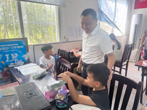 法暖乡野 爱润童心 -新盟律师在万州区燕山乡开展公益普法宣传活动